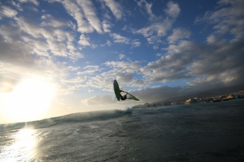 Windsurfing and kitesurfing at Harbour Wall in El Medano Tenerife 05-11-2017