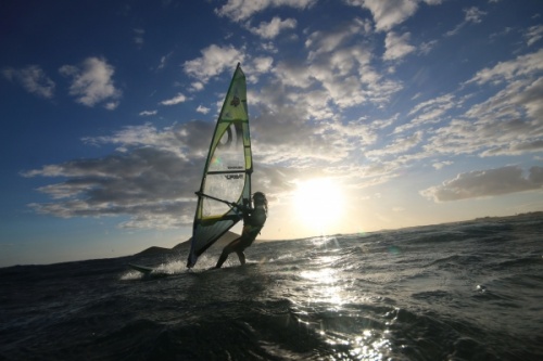 Windsurfing and kitesurfing at Harbour Wall in El Medano Tenerife 05-11-2017