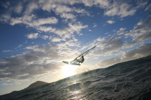 Windsurfing and kitesurfing at Harbour Wall in El Medano Tenerife 05-11-2017