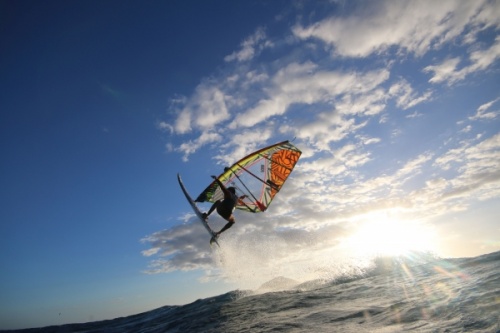 Windsurfing and kitesurfing at Harbour Wall in El Medano Tenerife 05-11-2017